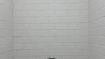 Douche, serviettes fournies, savon, papier toilette