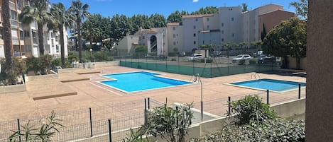 Una piscina al aire libre