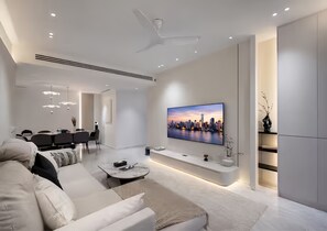Apartamento, 3 habitaciones, vistas a la ciudad | Zona de estar | Televisión LED de 43 pulgadas con canales digitales