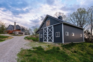 Scenic hilltop retreat with barn, gravel drive, and peaceful country charm - Heated Pool• Hot tubs • Golf Sim • Theater • Game Barn • Sleeps 16 (Frankfort)