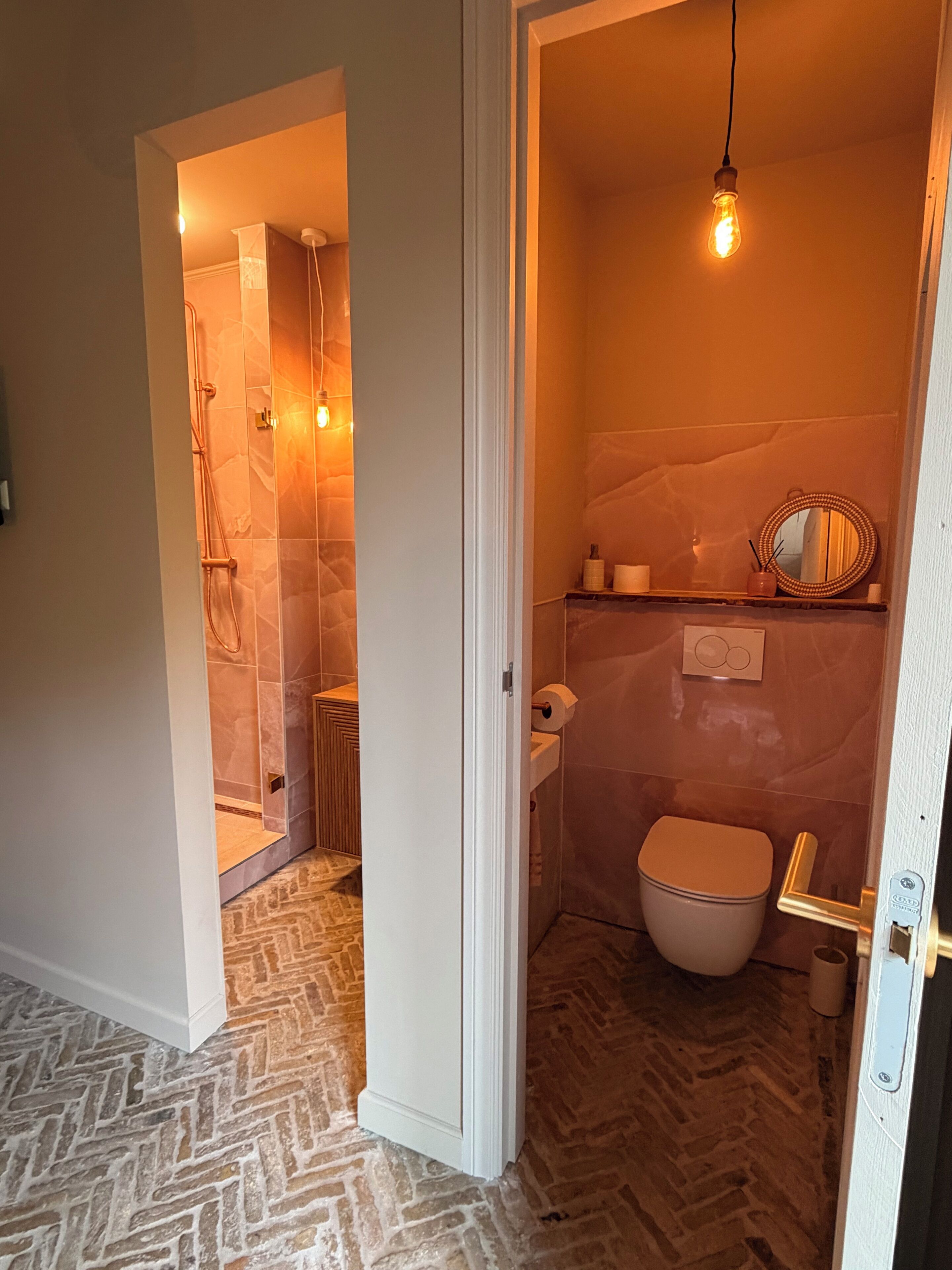 Sèche-cheveux, serviettes fournies, savon, papier toilette