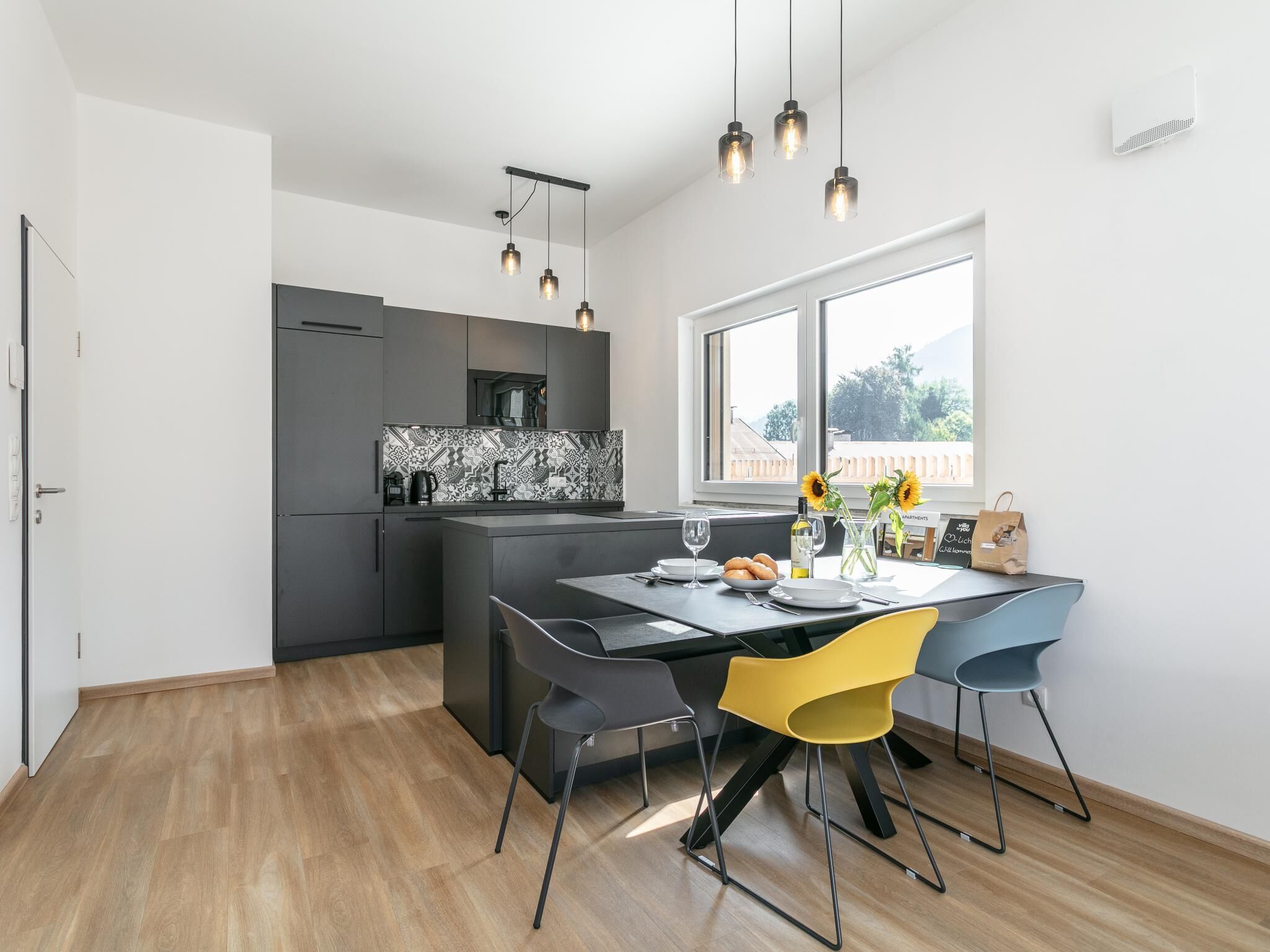 Wasserkocher mit Kaffee-/Teezubehör, Kühlschrank, Mikrowelle, Ofen