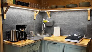 Wasserkocher mit Kaffee-/Teezubehör, Kühlschrank, Mikrowelle