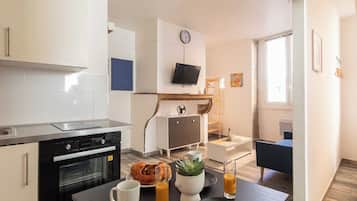 Apartamento | Cocina privada | Frigorífico, microondas, horno y placa de cocina