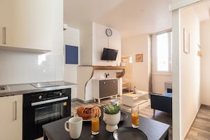 Apartemen | Dapur pribadi | Lemari es, microwave, oven, dan kompor