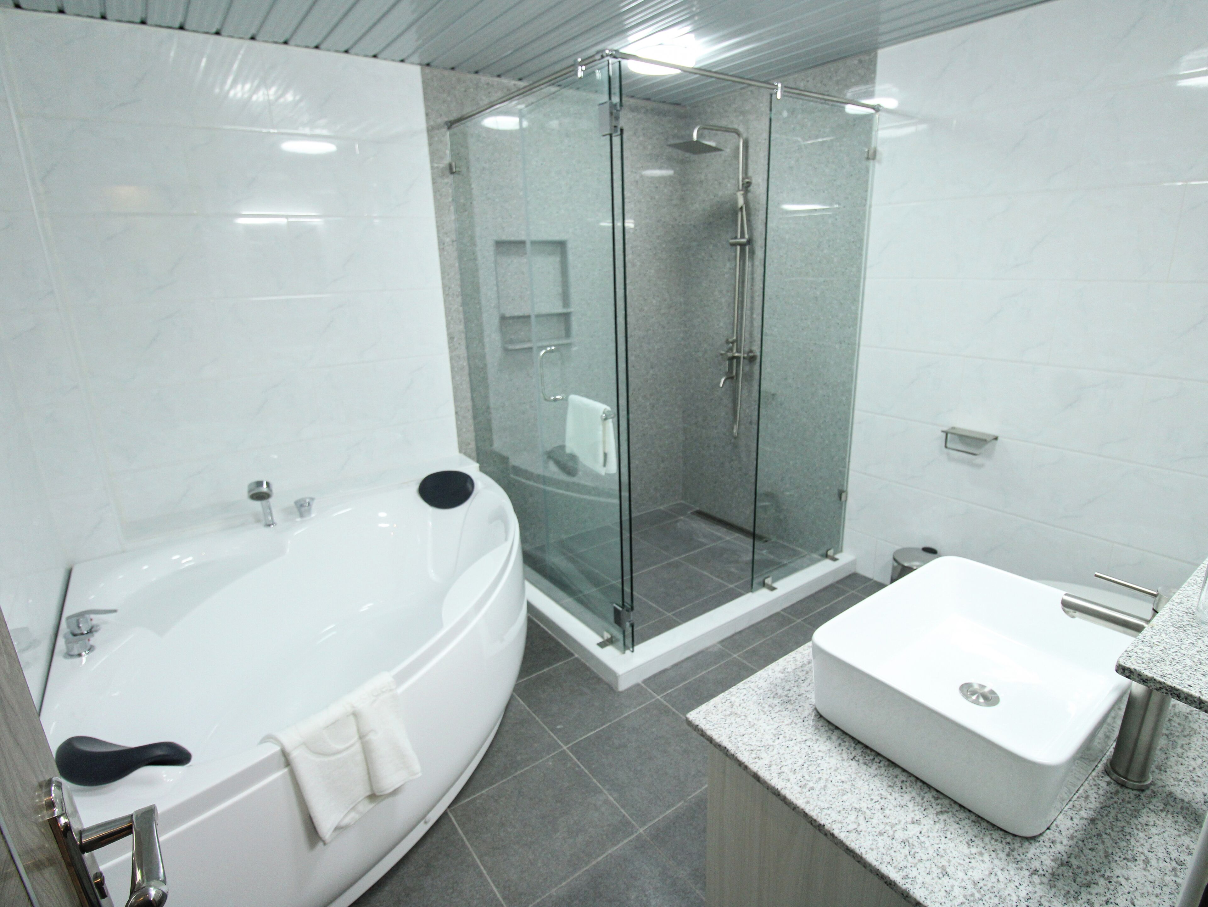Secadora de cabello, bidet, toallas, jabón 