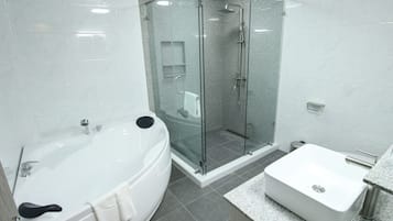 Secadora de cabello, bidet, toallas, jabón