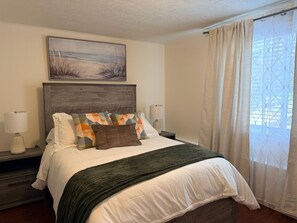 Room - Private Edmonds Retreat 3BR • 2BA • Sleeps 6 (Edmonds)