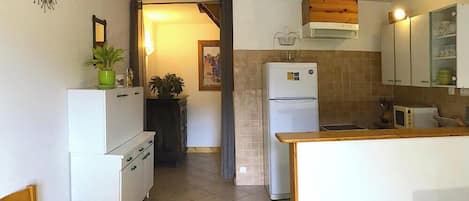 Réfrigérateur, four à micro-ondes, un four, surface de cuisson