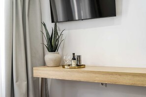 A wooden shelf with a potted plant, wine bottle, and glasses. - Cozy Studio Syntagma Worn Bldg Entrance (Athina)