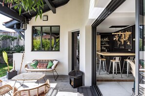 Outdoor dining - Vrbo Property (Anglet)