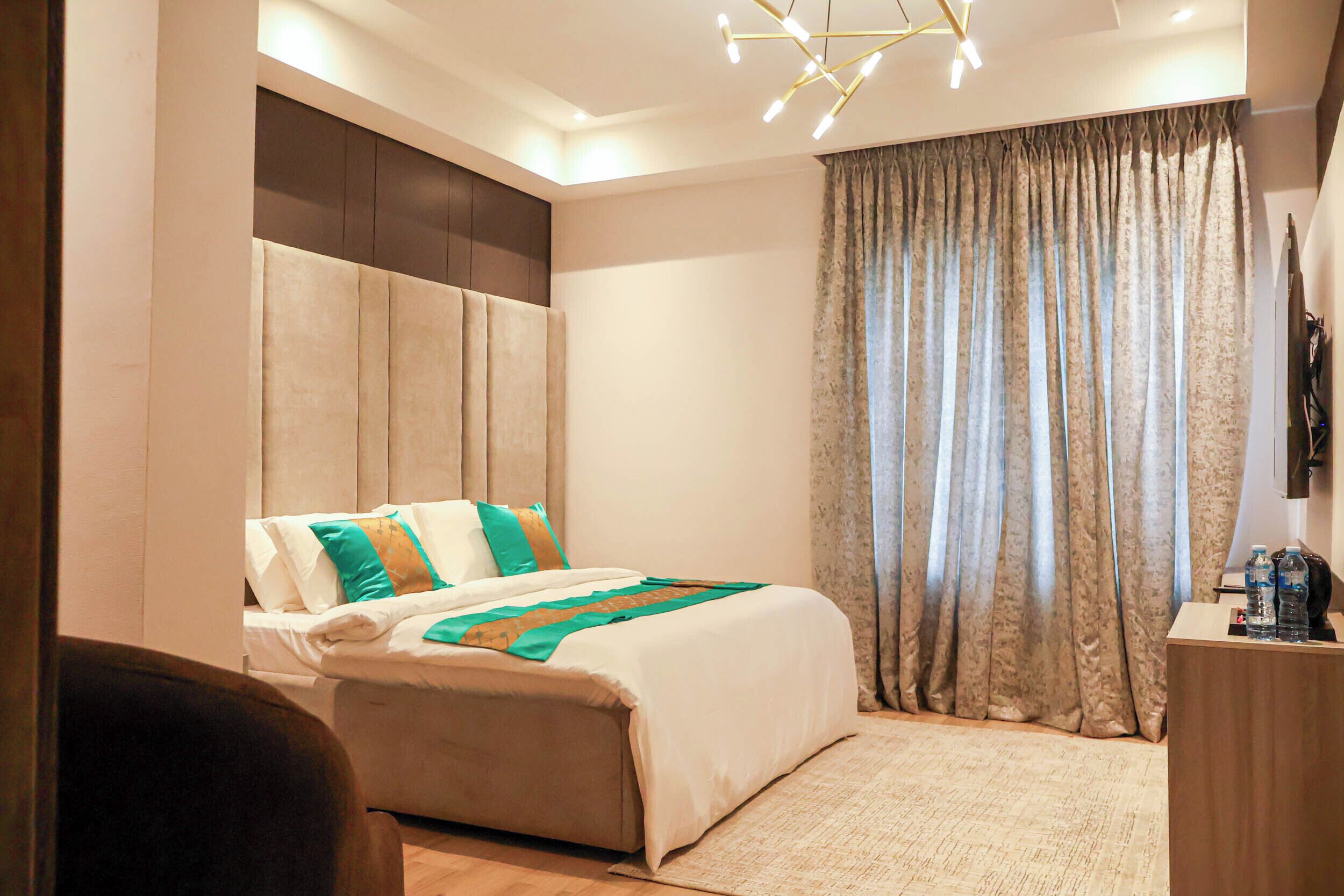 Standard Studio Suite | Desk, laptop workspace, free WiFi