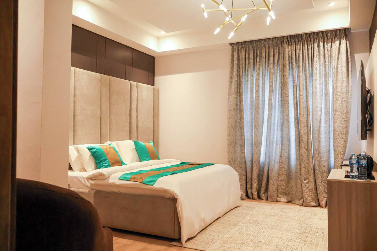 Standard Studio Suite | Meja, ruang kerja komputer riba, Wi-fi percuma 