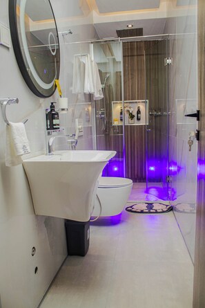 Studio Suite Deluxe | Phòng tắm | Buồng tắm vòi sen, khăn tắm, xà phòng, dầu gội 