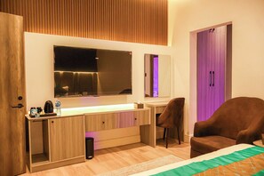 Un dormitorio moderno con cama, escritorio, silla y armario.