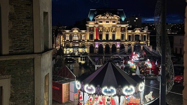 A historic building with classical architecture, a carousel, and a Ferris wheel in the background. - Le Triplex Grand Appart Vue Théâtre  (Cherbourg-en-Cotentin)