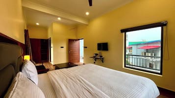 Superior Double Room, City View | Desk, free WiFi