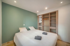 Ein Schlafzimmer mit einem Bett, einem Kleiderschrank und einem Fenster.