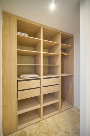 Ein Holzkleiderschrank mit mehreren Einlegeböden und Schubladen.