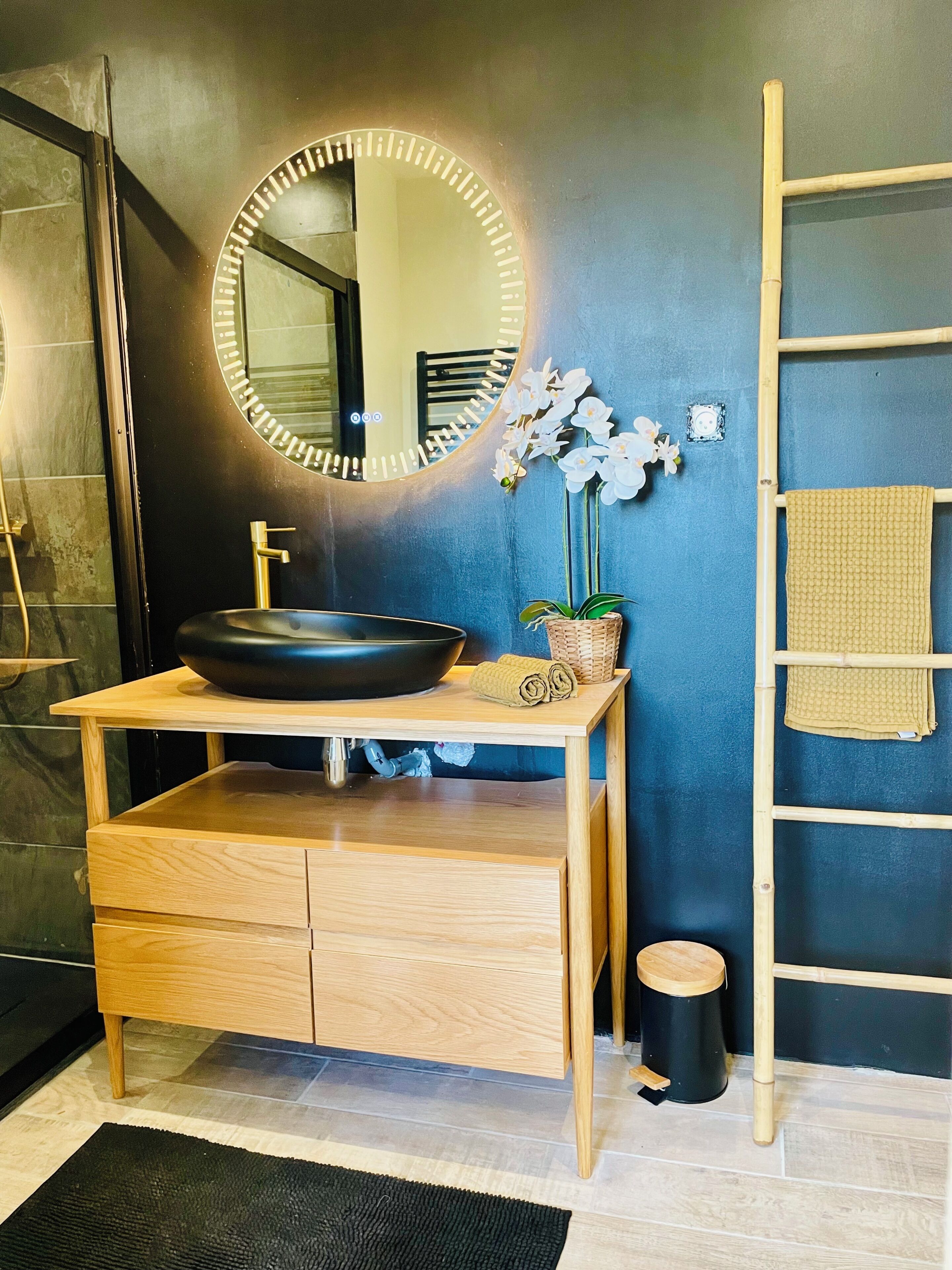 Shower, jetted bath, hair dryer, towels