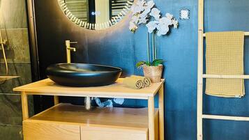 Shower, jetted bath, hair dryer, towels