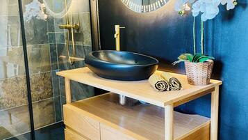 Douche, baignoire à jets, sèche-cheveux, serviettes fournies