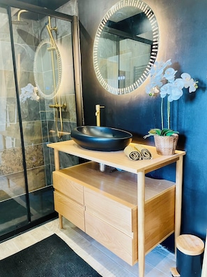 Bathroom - Vrbo Property (Carcassonne)