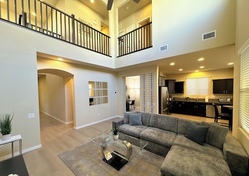 Prime Downtown Summerlin Modern 3BR King En-Suite