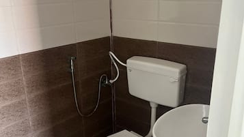 Deluxe Double Room | Bathroom | Towels, soap, shampoo