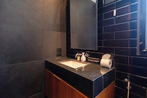 Luxury Villa, 3 Bedrooms, Private Pool | Bathroom | Shower, hair dryer, towels, shampoo - The Cheetar Luxury Private Pool Villas (Kathu)