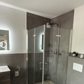 Shower, hair dryer, towels, toilet paper - Modern apartment with 2 bedrooms for up to 6 guests (wittenberge)