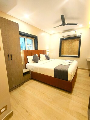 Kamar Double atau Twin Standar | Meja kerja, ruang kerja ramah laptop, dan Wi-Fi gratis
