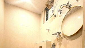 Une salle de bain avec des toilettes, une douche et un lavabo.