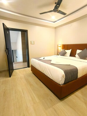 Kamar Double atau Twin Standar | Meja kerja, ruang kerja ramah laptop, dan Wi-Fi gratis