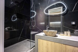 A modern bathroom with a large mirror, a stone basin, and a sleek countertop. - Modern Studio l Worn Bldg Entrance (Athina)