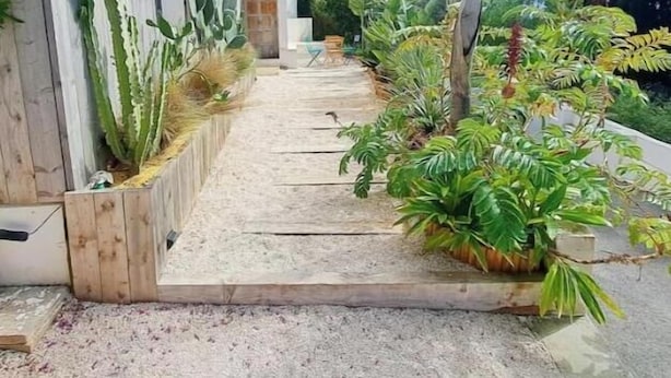 Unclassified image, 1 of 17, button - Atypical studio between palm trees & sunset (Provence-Alpes-Côte d'Azur)