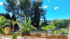 Unclassified image, 4 of 17, button - Atypical studio between palm trees & sunset (Provence-Alpes-Côte d'Azur)