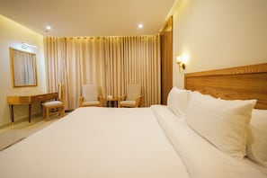 Kamar Single Deluks, balkon, pemandangan sungai | Meja kerja, ruang kerja ramah laptop, dan Wi-Fi gratis