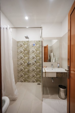 Shower, sabun, sampo, dan tisu toilet