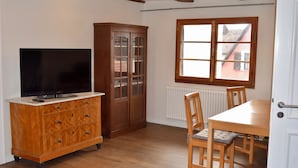 Dining - Quiet and central in a historic house with a variety of excursion destinations (Kandern)