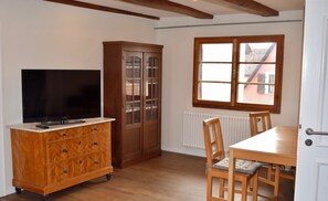 Dining - Quiet and central in a historic house with a variety of excursion destinations (Kandern)