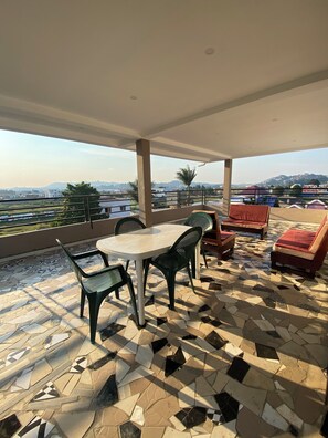 Outdoor dining - Vrbo Property (Antananarivo)