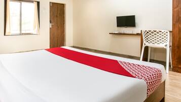 Deluxe Double Room, Balcony, Pool View | Laptop workspace