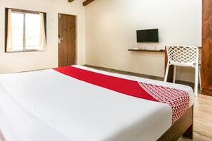 Habitación doble Deluxe, balcón, vista a la alberca | Espacio para trabajar con laptop 
