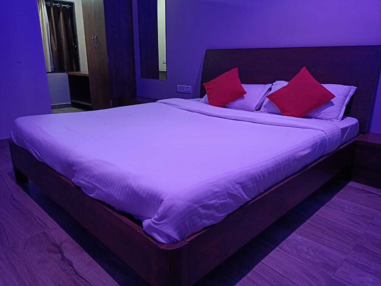 Habitación doble Deluxe, balcón, vista a la alberca | Espacio para trabajar con laptop 