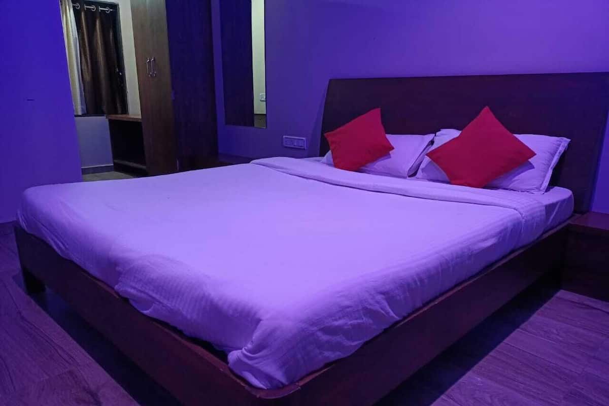 Deluxe Double Room, Balcony, Pool View | Laptop workspace