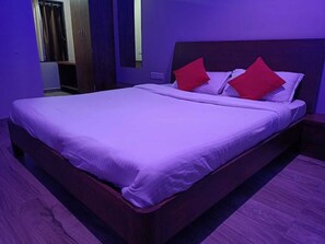 Habitación doble Deluxe, balcón, vista a la alberca | Espacio para trabajar con laptop 