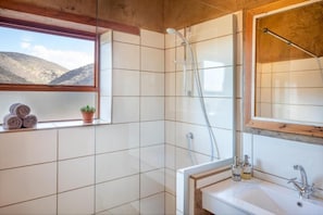 Shower, towels, soap, toilet paper - Kingfisher Cottages (Montagu)
