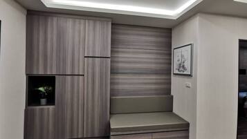 Een modern interieur met een ingebouwde bank, inbouwspots en een inlijsting foto aan de muur.