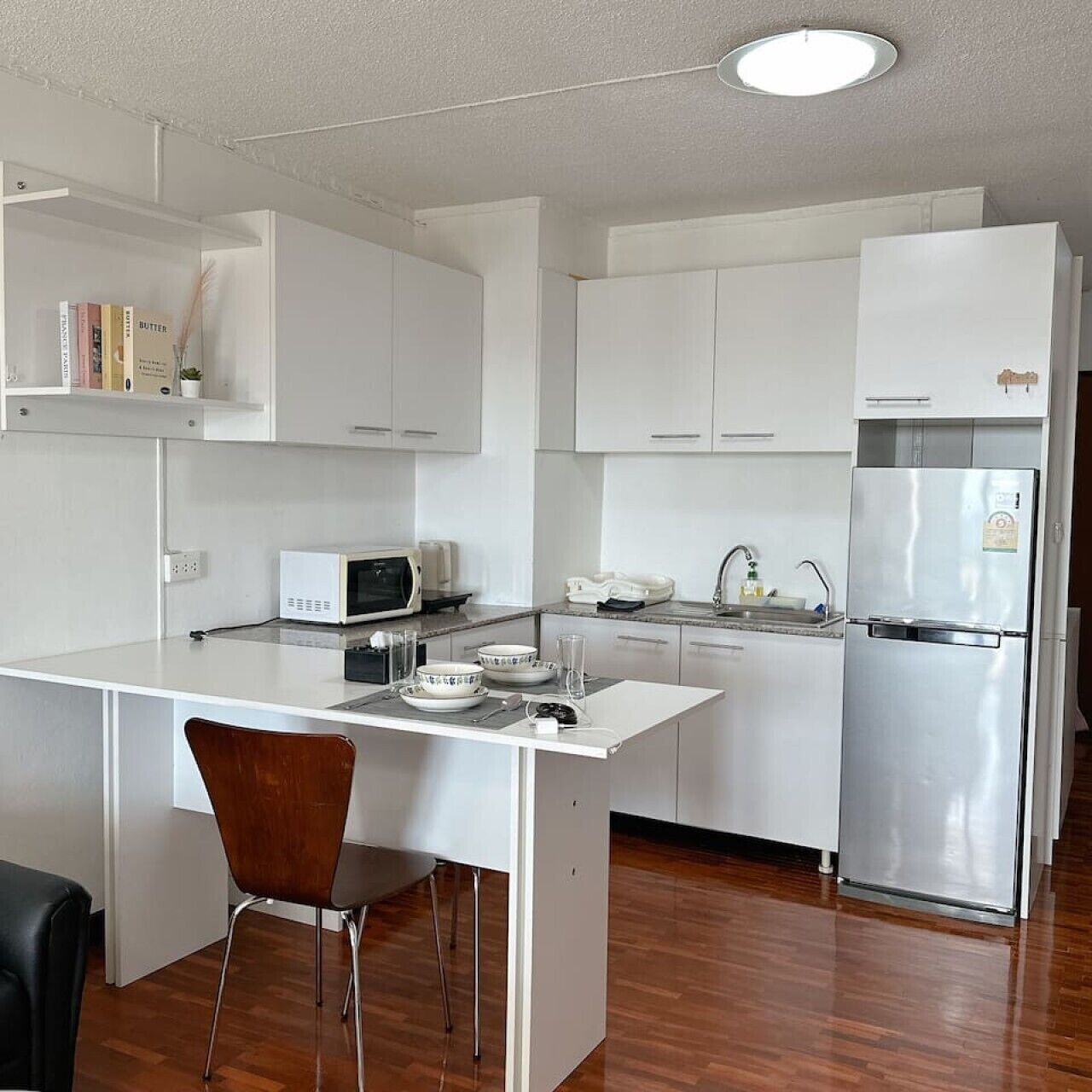 Kylskåp, mikrovågsugn och matbord